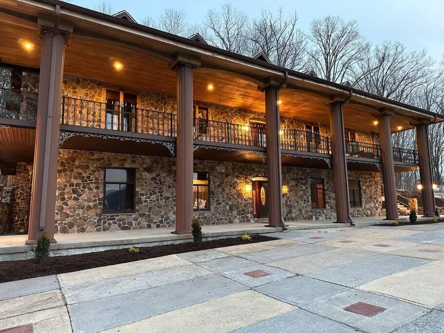 5 Bedroom Estate Near Casino And Downtown ブリストル エクステリア 写真