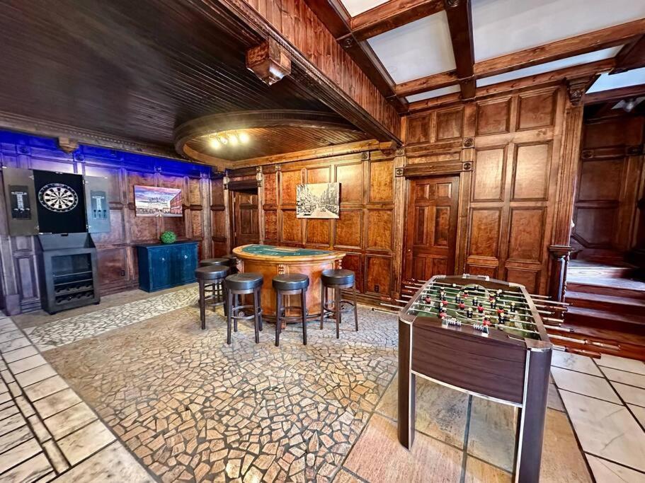 5 Bedroom Estate Near Casino And Downtown ブリストル エクステリア 写真