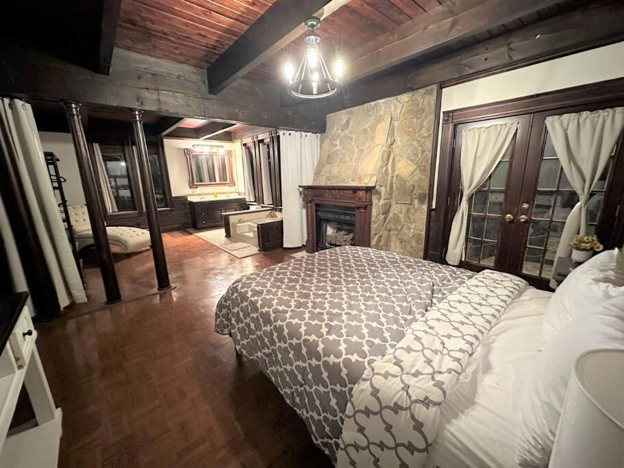 5 Bedroom Estate Near Casino And Downtown ブリストル エクステリア 写真