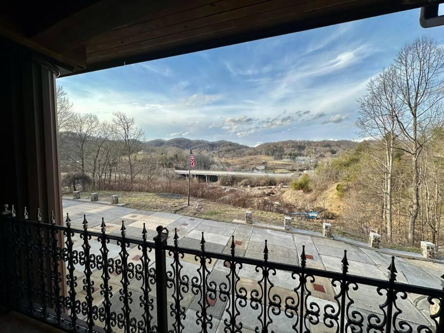 5 Bedroom Estate Near Casino And Downtown ブリストル エクステリア 写真
